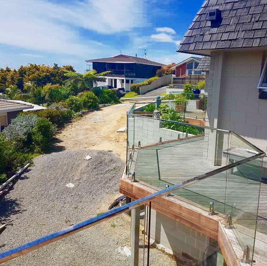 Ruostumattomasta teräksestä valmistettu yläkanavainen kaide lasikaitejärjestelmälle