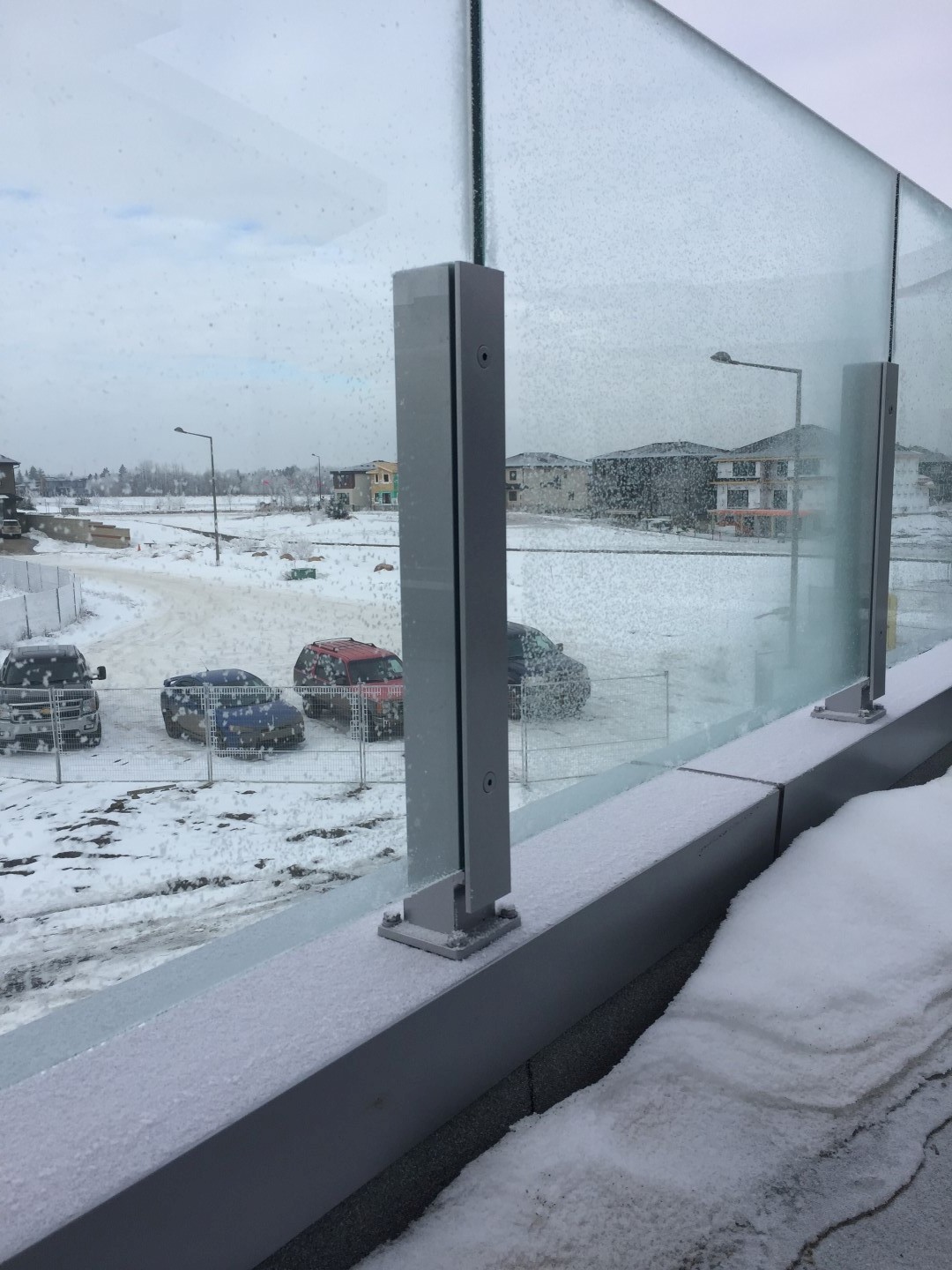 ROESTVRIJ STALEN KORTE POST GLAZEN LEUNINGEN