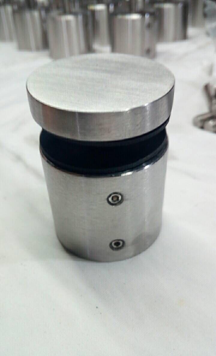 niestandardowe wzornictwo Cr laurence na bezramowe szklane schody balkonowe