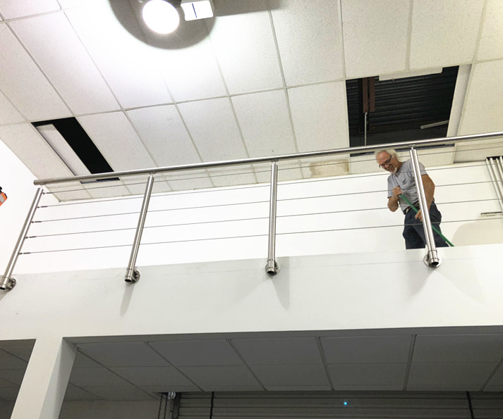 Боковые стойки из нержавеющей стали для лестниц