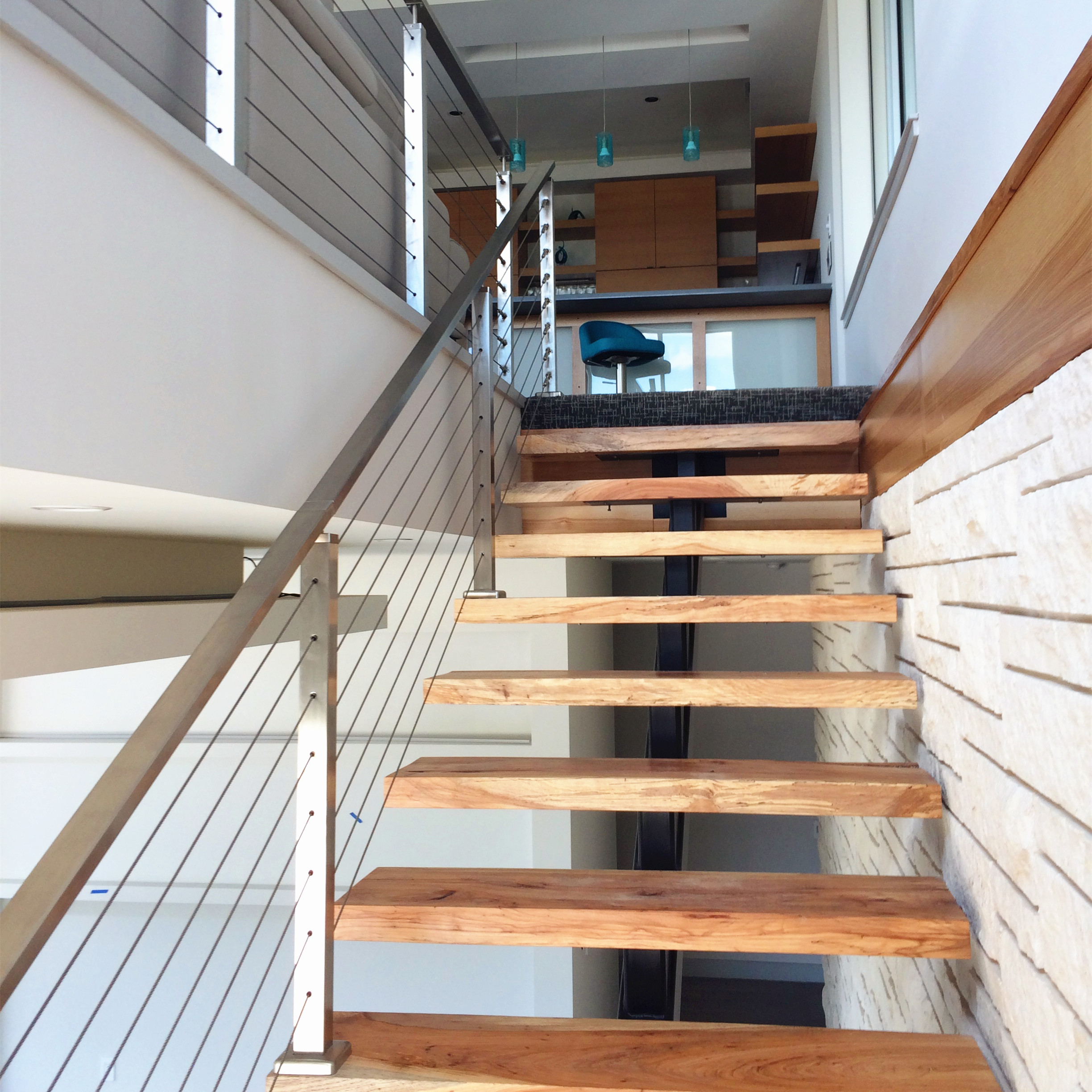 wzory balustrad kablowych wewnętrznych schodów