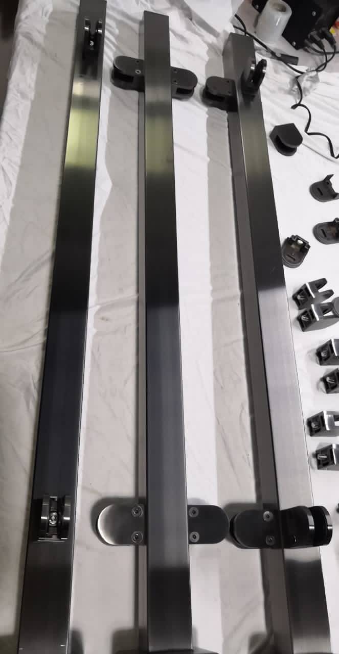 palo nero in acciaio inox per ringhiera balcone in vetro