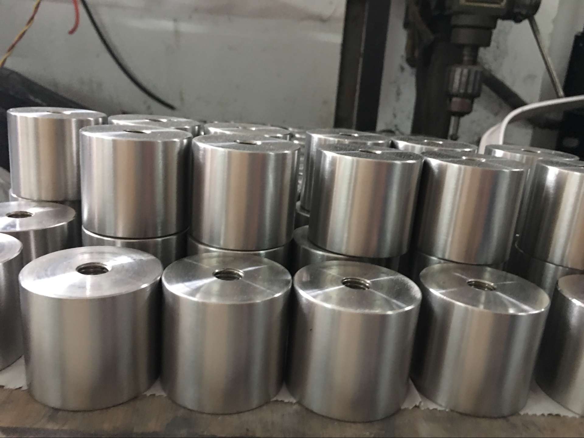 Edelstahl Glas Standoff Befestigung Halterungen für Glasplatten Terrasse Geländer Designs