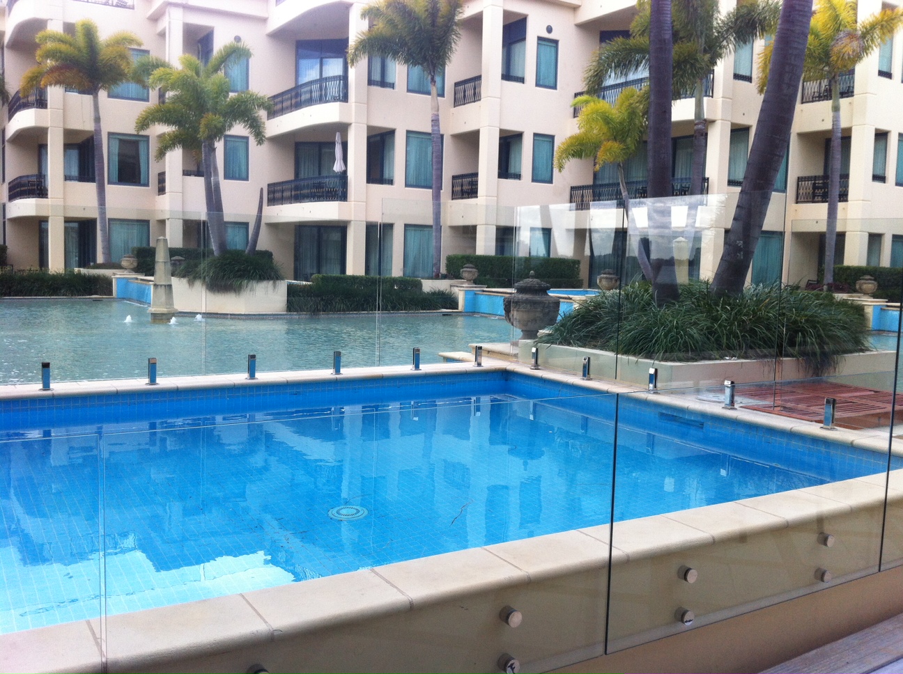 impresionante 12mm mirada natación sin marco cerca de la piscina