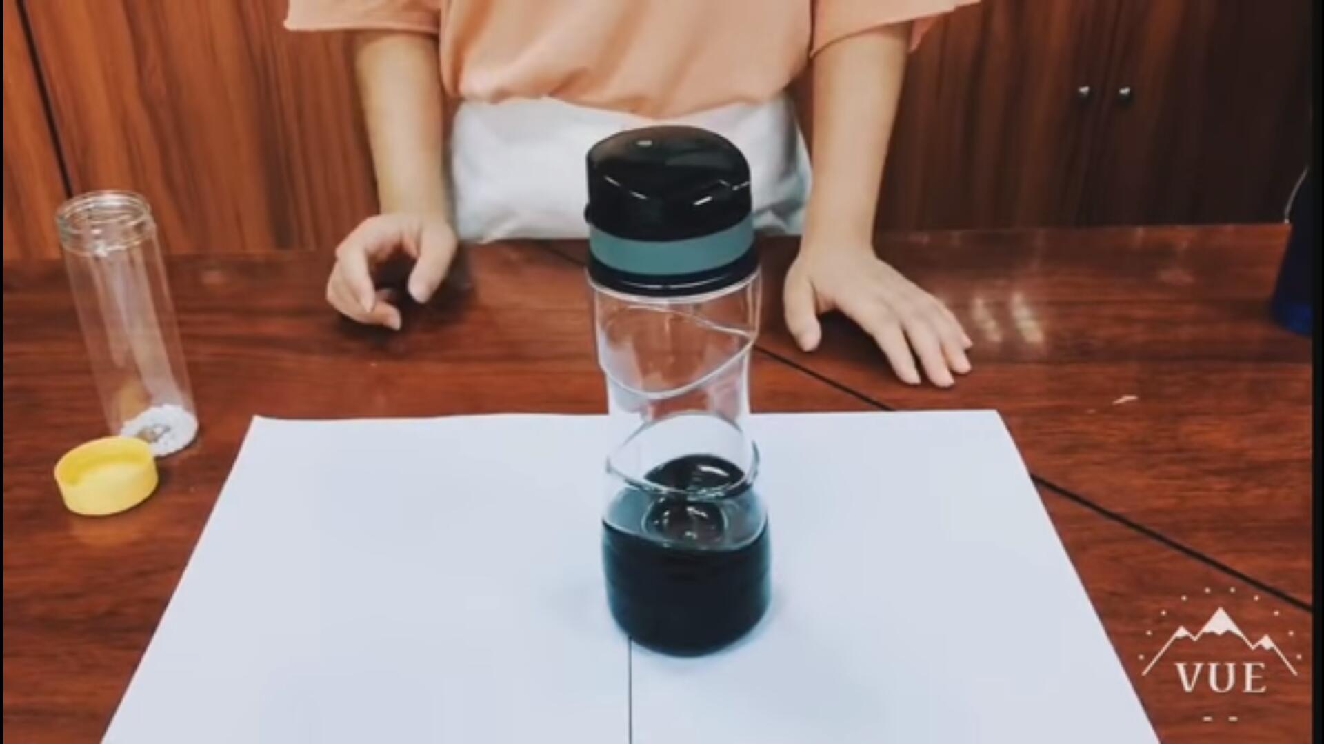 πλαστικό μπουκάλι νερό με κουτί χάπι