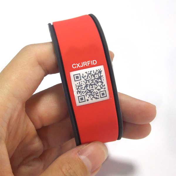 定制可调节二维码硅胶带 NFC 硅胶腕带 RFID 腕带批发商