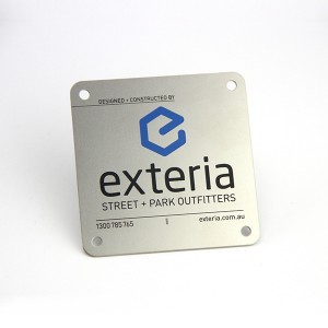 piastre di nome inciso in metallo