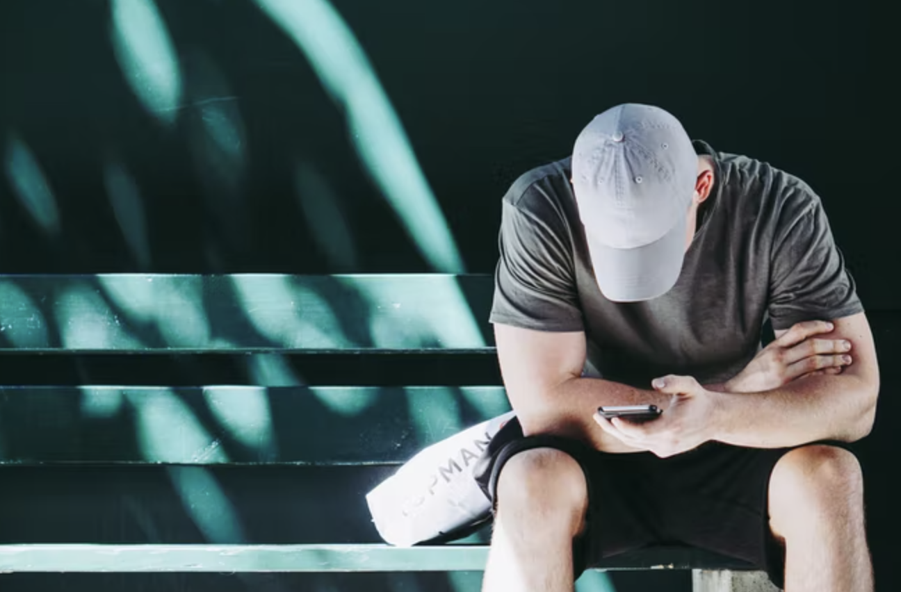 男人戴着帽子描述已自动生成