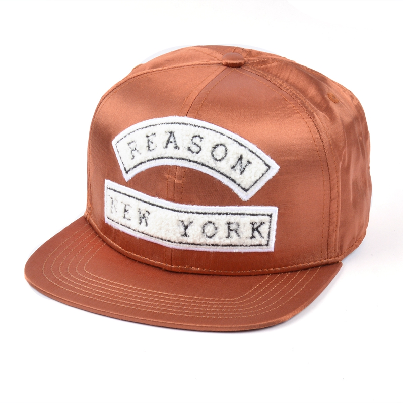 Cappellino snapback in raso ricamato a 6 pannelli in vendita