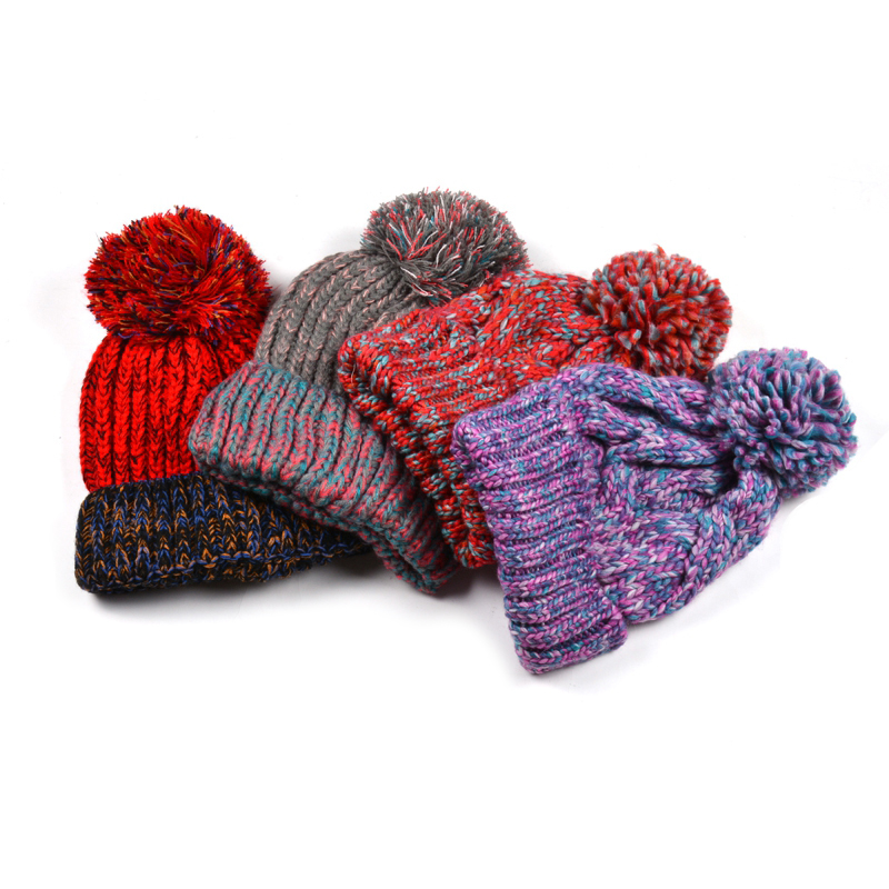 λογότυπο σχεδίου έθιμο δεμένη beanie με pom