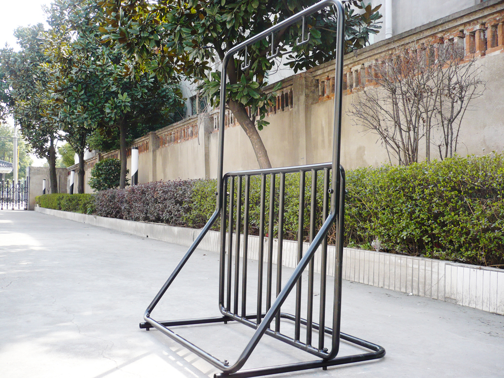 中国 批发碳钢栅栏自行车展示停车架，带头盔挂架，中国专业停车解决方案，自行车落地架供应商 制造商