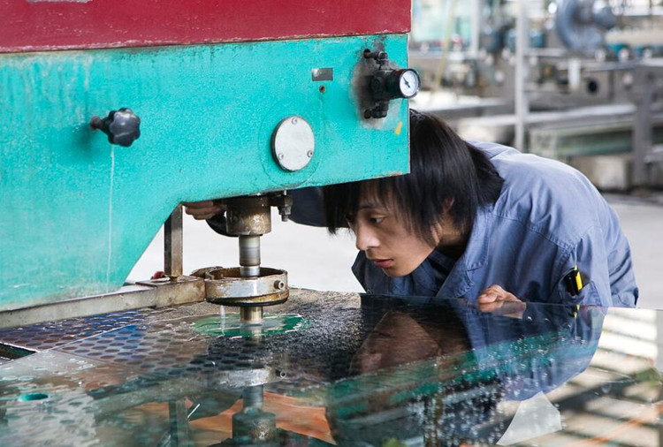 drill holes laminated glass