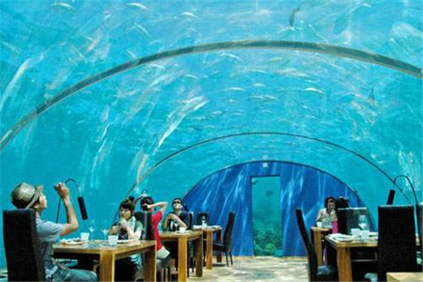 Restaurant sous-marin en verre