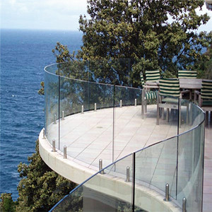 Balustrade en verre trempé transparent de 10 mm, fabricant de garde-corps en verre courbé de 10 mm