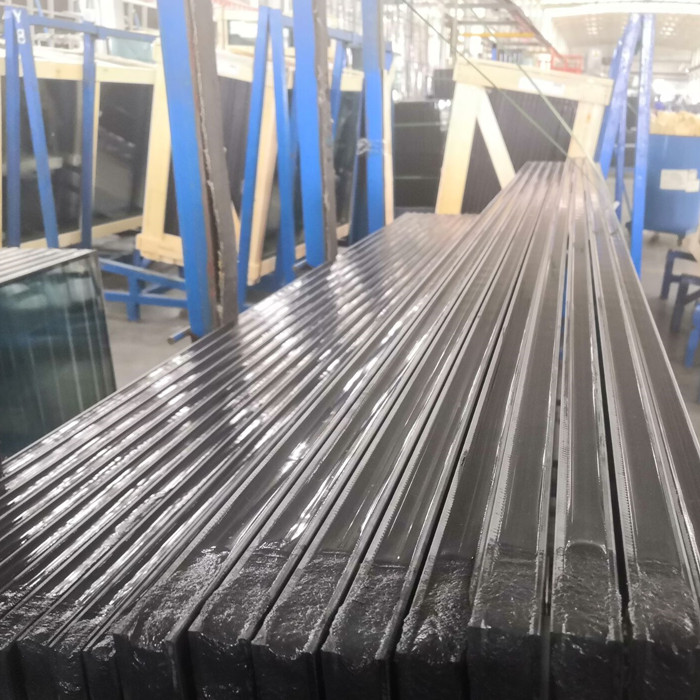 5 mm Low-E verre trempé + 12 A + 4 mm verre trempé clair gris clair couleur verre isolé taille de coupe personnalisée haute transmittance de la lumière pour les bâtiments éconergétiques