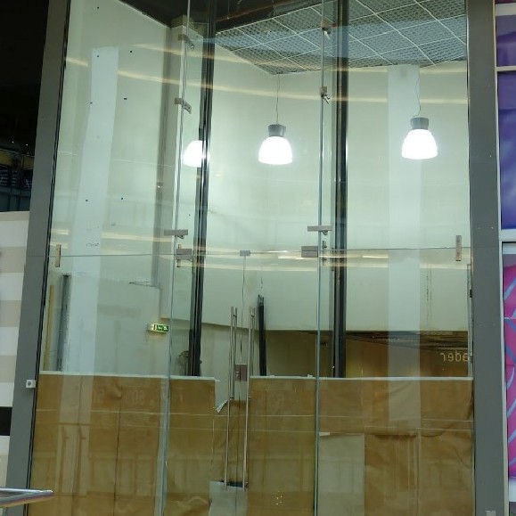 China fábrica 15mm thk templado aleta de cristal monolítica 5/8 '' pared de aletas de vidrio estructural