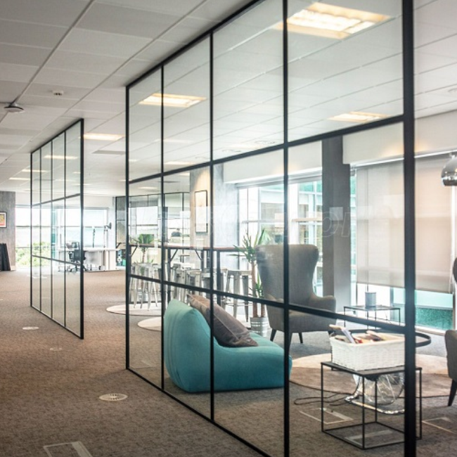 Kiina korkealaatuinen 12mm kirkas sävytetty himmennetty karkaistu lasi väliseinien toimittajille