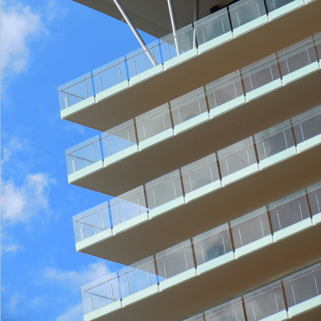 الصين سلامة الدرابزين الزجاج الموردين، وسعر المصنع زجاج منحنى شرفة، درج درابزين الزجاج الشركة المصنعة