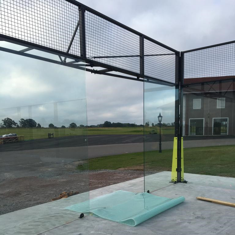 Factory wholesale padel tennis court prices, indoor & outdoor CE standard padel courts, full set complete 10mm 12mm clear tempered glass padel court; hot sale portable panoramic padel court in China