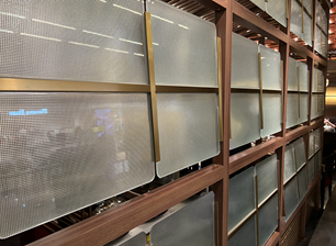 Phân vùng thủy tinh Moru được trang trí