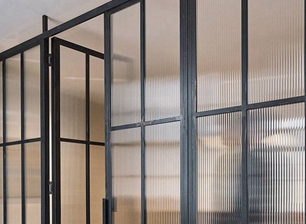 Mlango uliopambwa wa glasi