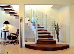 Barandilla de escalera de vidrio irregular