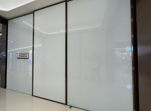 Pared decorada de vidrio esmerilado