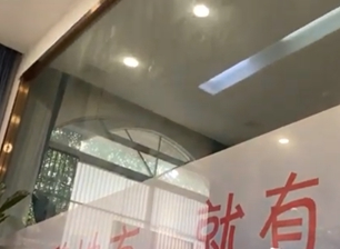 ประตูห้องกระจกใสเป็นพิเศษ