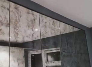 Pinalamutian na antigong salamin