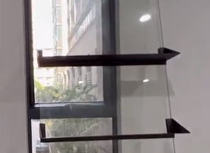 Estantes ultra despejados y vitrinas