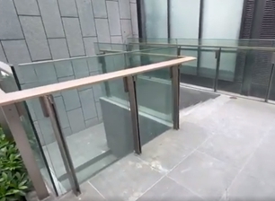 ราวบันไดกระจกเรียบง่ายทันสมัย