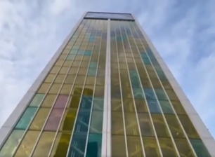 ด้านหน้าอาคารกระจกสี