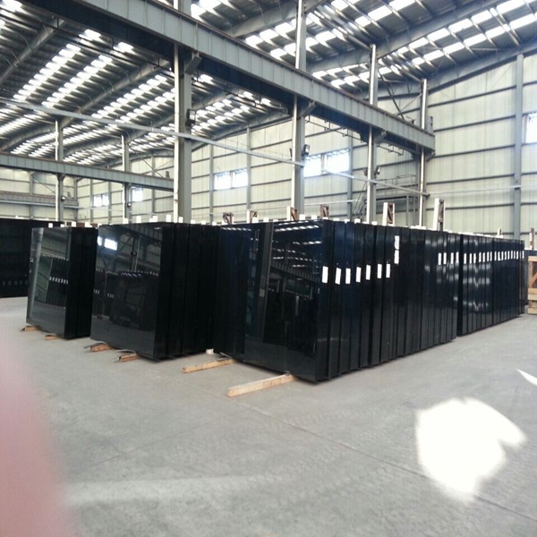 Che cosa è l'utilizzo del grigio scuro di 4mm vetro colorato