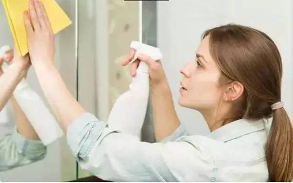 come pulire il vostro bagno vetro specchio come pulire il vostro bagno vetro specchio