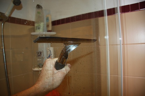 Come pulire il vetro della porta bagno? Come pulire il vetro della porta bagno?