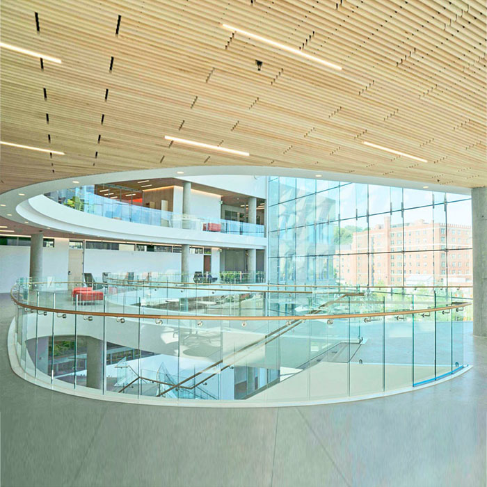 Corrimão de vidro moderado laminado curvado 13.52mm, 664 vidros laminados temperados curvados PVB claros para a balaustrada, fabricante de vidro laminado da segurança de 6 + 6mm