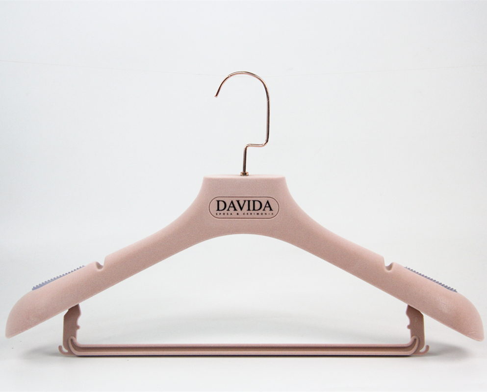 Cintre en plastique de velours rose de fille de beauté cintre de robe de mariage avec la barre de velours rose