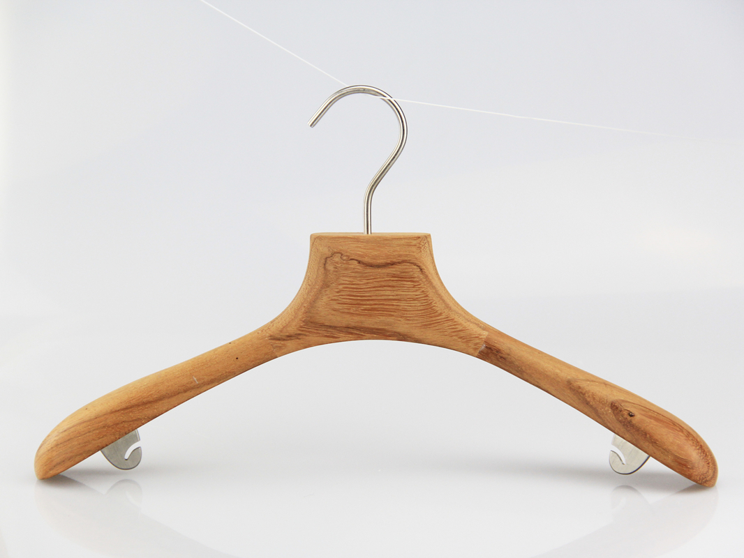 Cintre de marque en bois pour robe de luxe