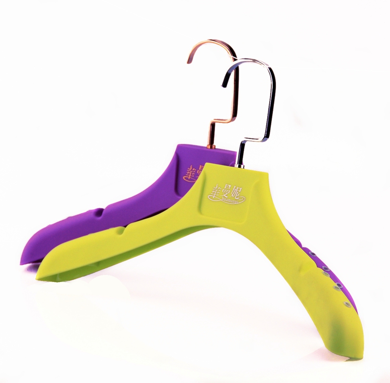 Cintre coloré pour robe de mariée enduit de caoutchouc