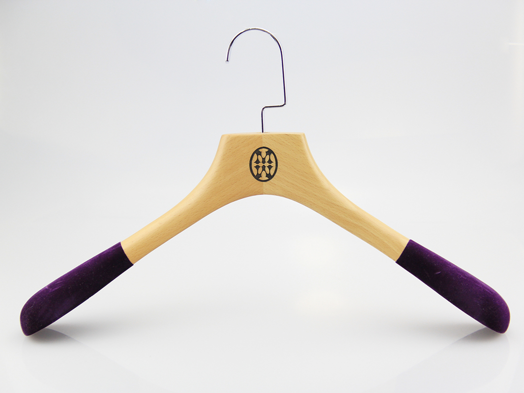 Cintre en bois personnalisé épaule en velours cintre en bois