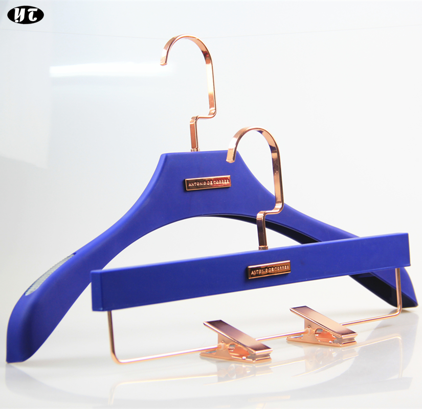 Cintre en plastique recouvert de caoutchouc bleu prix usine