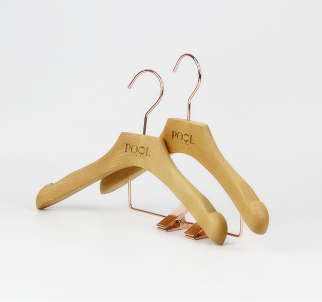 KSW-004 Cintre pour enfants en bois naturel avec clips