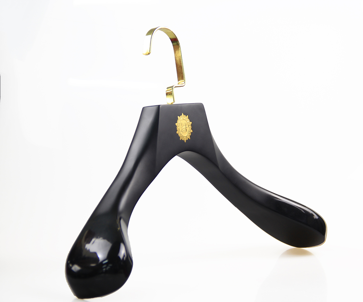 Cintre en bois haut de gamme de MTW-002 avec épaule anti-dérapante