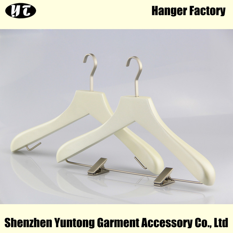 ЗЮЗ-016 крем белый бутик деревянная верхняя вешалка вешалка с металлическими зажимами