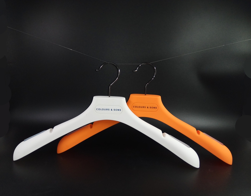 L'usine de cintres enduite de caoutchouc blanc accepte un cintre de personnalisation de marque privée