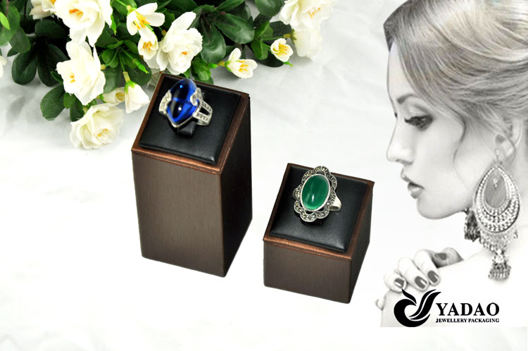 2014 più nuovo schermo nero dell'unità di elaborazione dell'anello di barretta di cuoio di vendita caldo supporto chiave espositore anello interno è in legno made in China