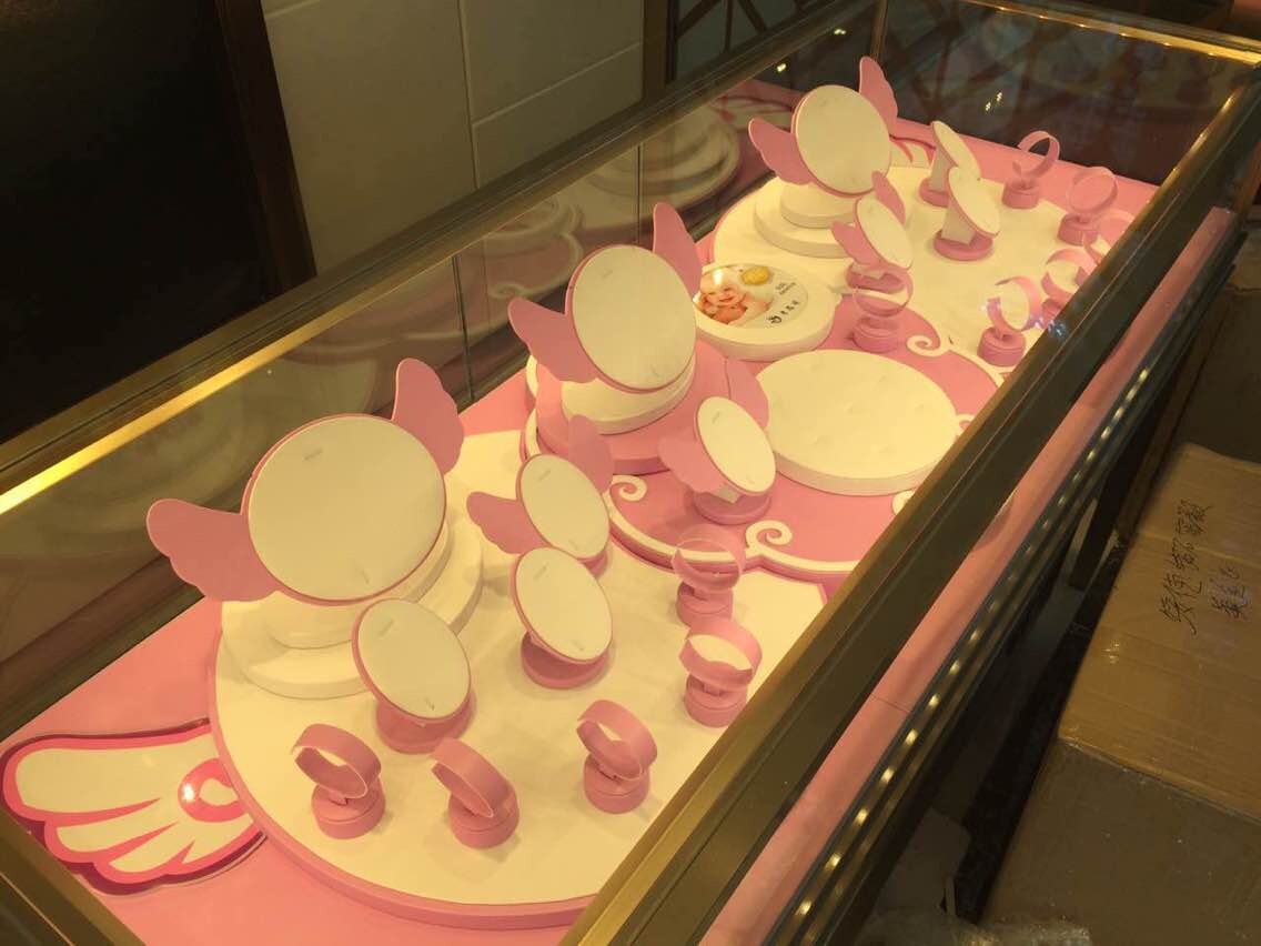 Beautiful leather jewelry display stand set for child jewelry store is most popular