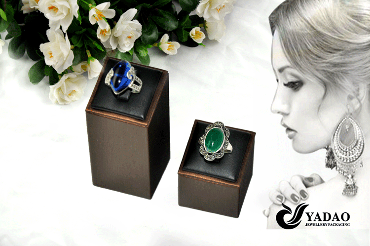 الصين براون PU جلد عرض الحلقة الناهض مع كليب لمتجر المجوهرات المصنوعة في الصين الصانع