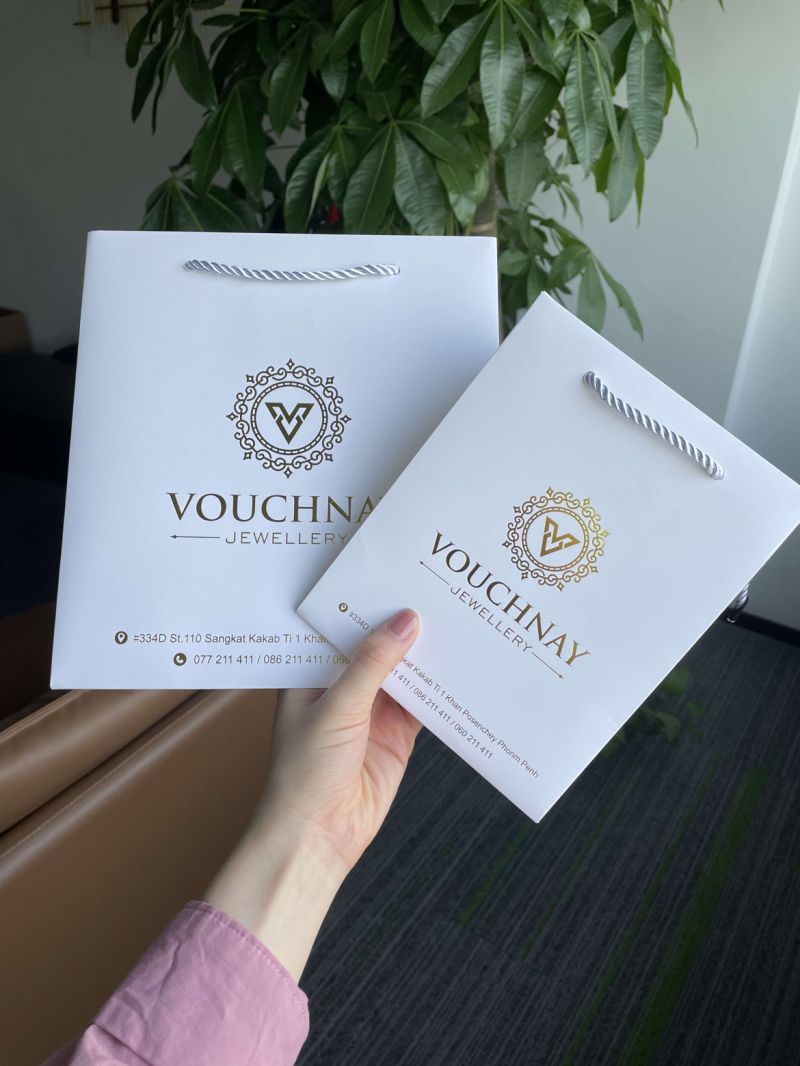 حقيبة ورقية رخيصة 0.31Dollars CMYK حقيبة ورق المجوهرات الورقية CMYK