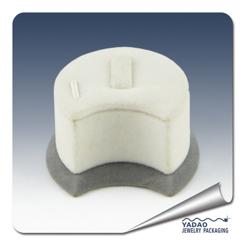 Čína továrna na zakázku Jedinečné sametové tvaru půlměsíce šperků vitríny a vystavovatel rekvizity výlohou a obchod pult prsten přehlídky vystavovatelů